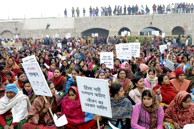 गैंगरेप पीड़िता के लिए शीला दीक्षित ने निकाला शांति मार्च