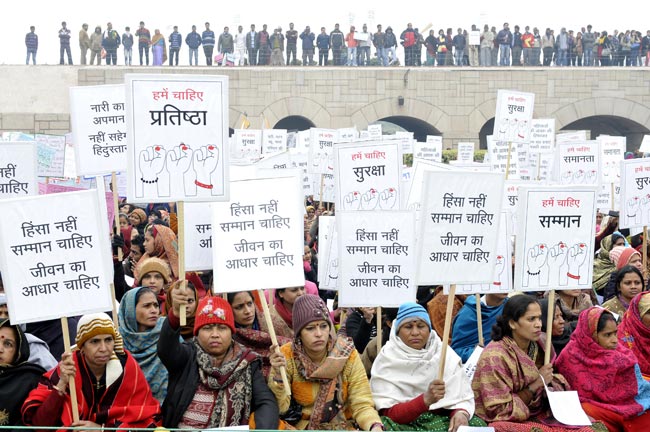 गैंगरेप पीड़िता के लिए शीला दीक्षित ने निकाला शांति मार्च