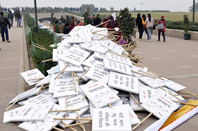 गैंगरेप पीड़िता के लिए शीला दीक्षित ने निकाला शांति मार्च