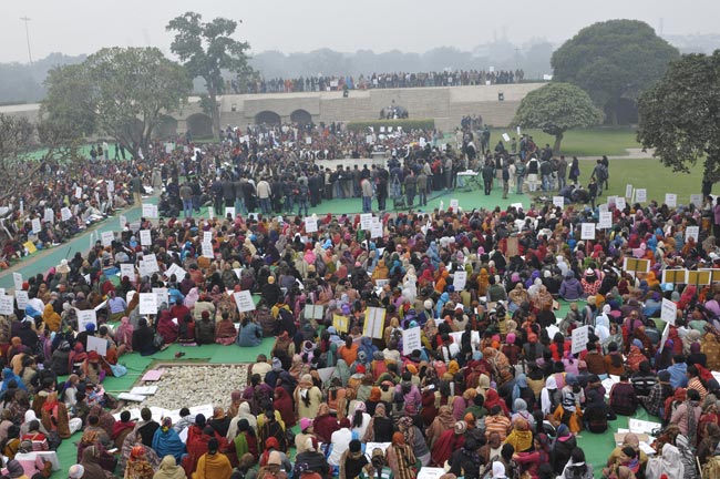 गैंगरेप पीड़िता के लिए शीला दीक्षित ने निकाला शांति मार्च