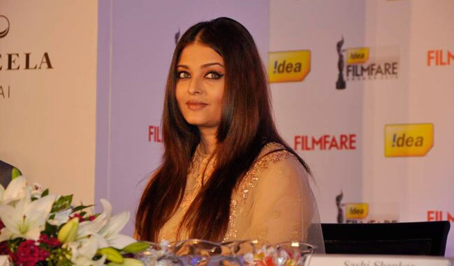 ऐश्वर्या ने किया फिल्मफेयर के स्पेशल ट्रॉफी का अनावरण