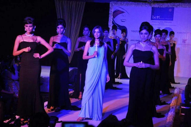 बेटी बचाने को लेकर सितारे रैंप पर | रैंप पर सितारे