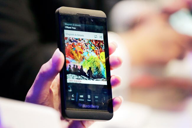 ब्लैकबेरी-10 ने लॉन्च किए दो नए फोन्स | पढ़ें