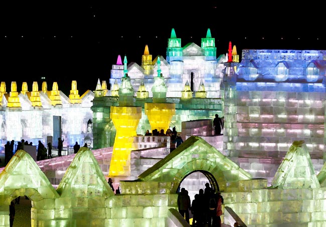 स्नो फेस्टिवल: ठंड में देखी है कहीं ऐसी मस्ती!