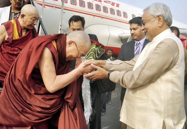 बौद्धों के आध्यात्मिक गुरु दलाई लामा पहुंचे पटना