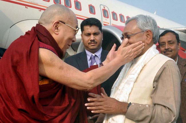 बौद्धों के आध्यात्मिक गुरु दलाई लामा पहुंचे पटना