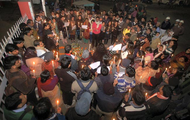 अपने अंतिम सफर में देश की 'बहादुर बेटी' | शोक में देश