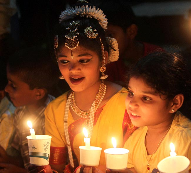 अपने अंतिम सफर में देश की 'बहादुर बेटी' | शोक में देश