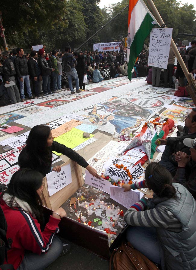 अपने अंतिम सफर में देश की 'बहादुर बेटी' | शोक में देश