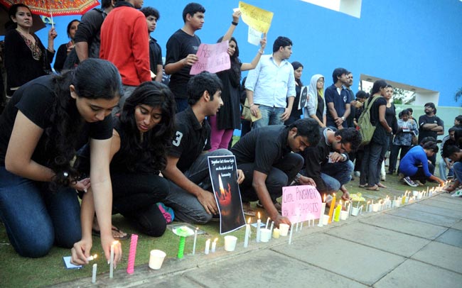 अपने अंतिम सफर में देश की 'बहादुर बेटी' | शोक में देश