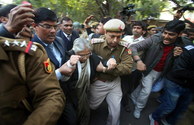 अपने अंतिम सफर में देश की 'बहादुर बेटी' | शोक में देश