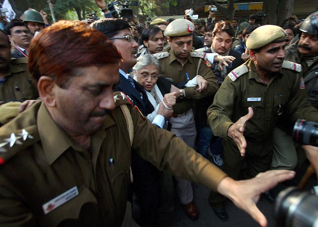 अपने अंतिम सफर में देश की 'बहादुर बेटी' | शोक में देश