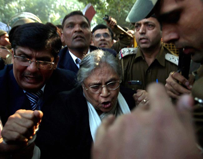 अपने अंतिम सफर में देश की 'बहादुर बेटी' | शोक में देश