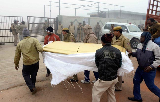 अपने अंतिम सफर में देश की 'बहादुर बेटी' | शोक में देश