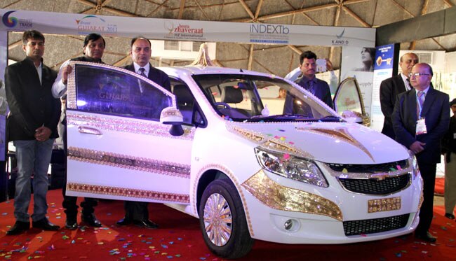 वाइब्रेंट गुजरात ट्रेड शो में सोने की कार