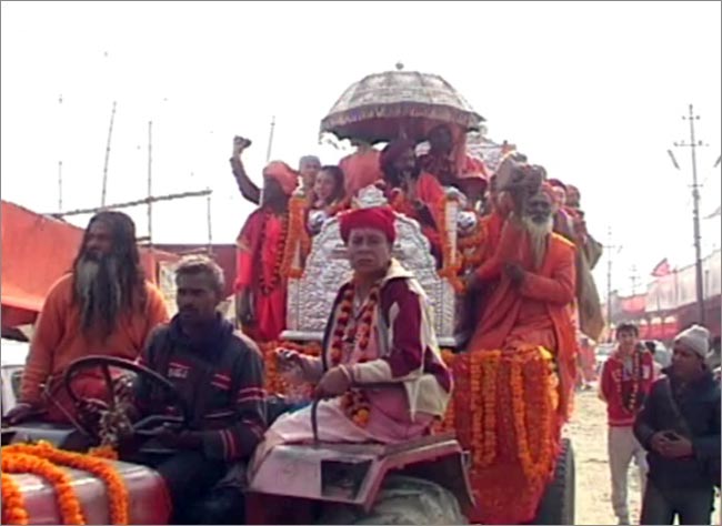 संगम पर महाकुंभ की भव्‍य तैयारियों का नजारा