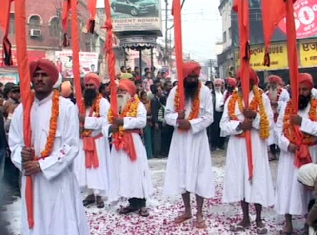 संगम पर महाकुंभ की भव्‍य तैयारियों का नजारा