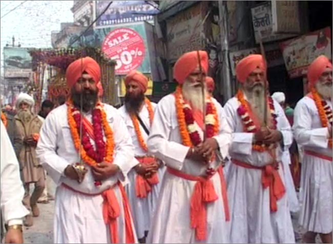 संगम पर महाकुंभ की भव्‍य तैयारियों का नजारा