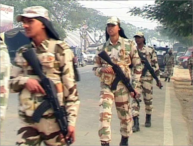 संगम पर महाकुंभ की भव्‍य तैयारियों का नजारा