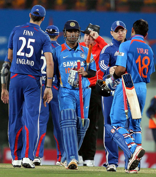 टीम इंडिया ने इंग्‍लैंड को 7 विकेट से रौंदा