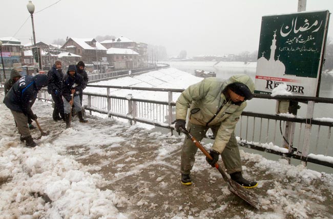 कश्मीर में भारी बर्फबारी ने रोकी जीवन की रफ्तार