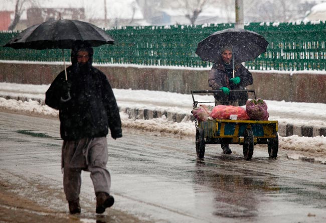 कश्मीर में भारी बर्फबारी ने रोकी जीवन की रफ्तार