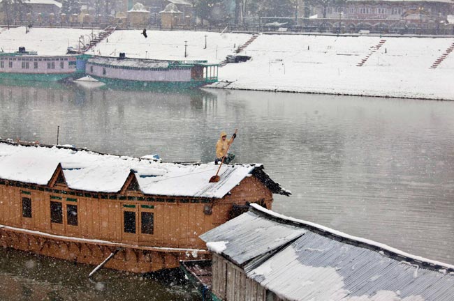 कश्मीर में भारी बर्फबारी ने रोकी जीवन की रफ्तार