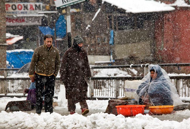 कश्मीर में भारी बर्फबारी ने रोकी जीवन की रफ्तार