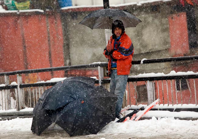 कश्मीर में भारी बर्फबारी ने रोकी जीवन की रफ्तार
