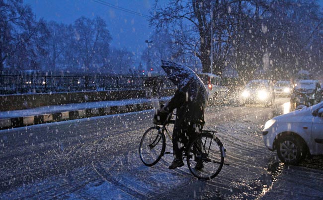 कश्मीर में भारी बर्फबारी ने रोकी जीवन की रफ्तार