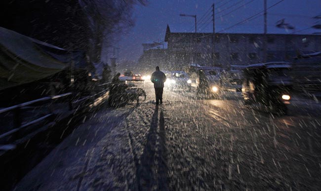 कश्मीर में भारी बर्फबारी ने रोकी जीवन की रफ्तार