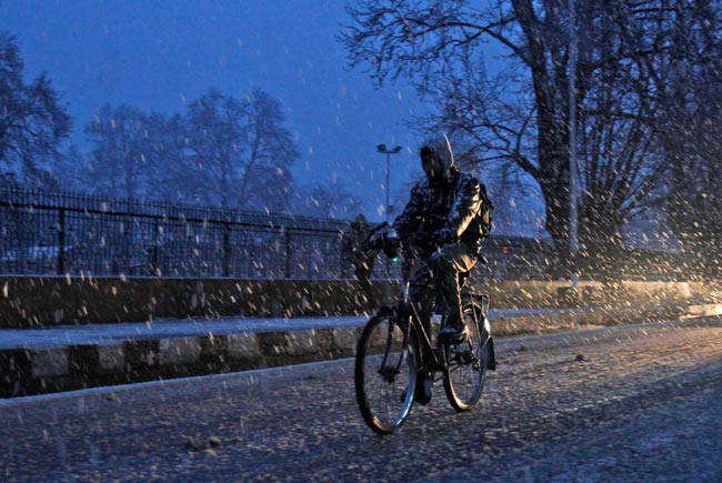 कश्मीर में भारी बर्फबारी ने रोकी जीवन की रफ्तार