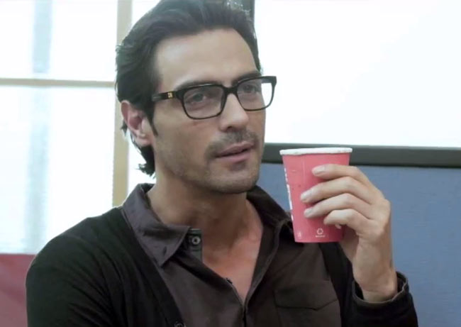 'इनकार' का फर्स्ट लुक | चित्रांगदा सिंह की खूबसूरती