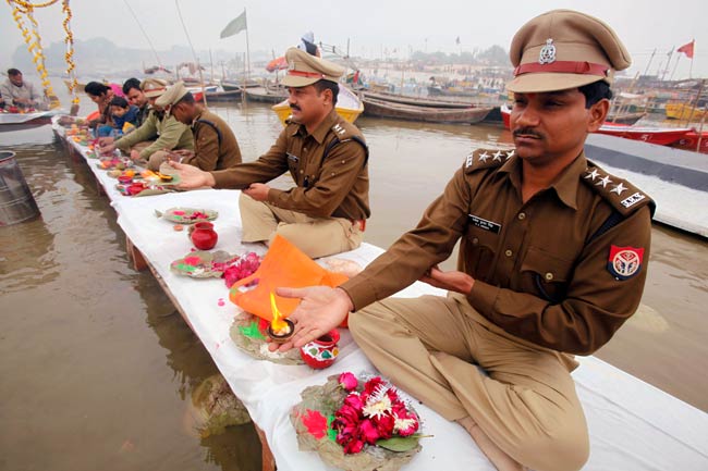 महाकुंभ के रंग में रंग चुका पूरा प्रयाग