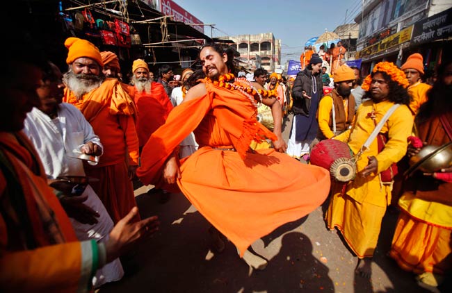 महाकुंभ के रंग में रंग चुका पूरा प्रयाग