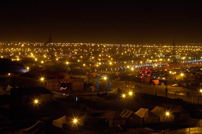 महाकुंभ के रंग में रंग चुका पूरा प्रयाग