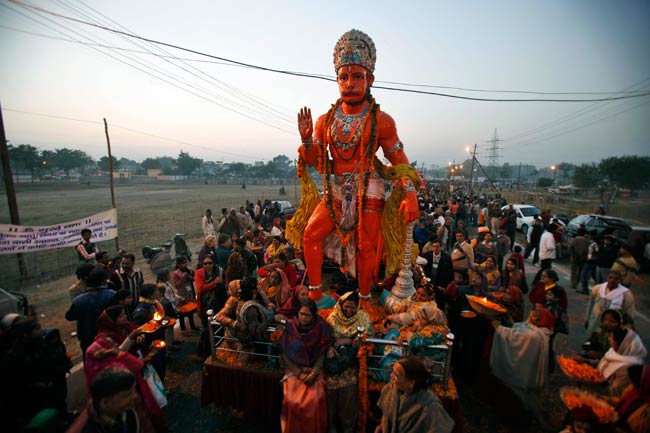 महाकुंभ के रंग में रंग चुका पूरा प्रयाग