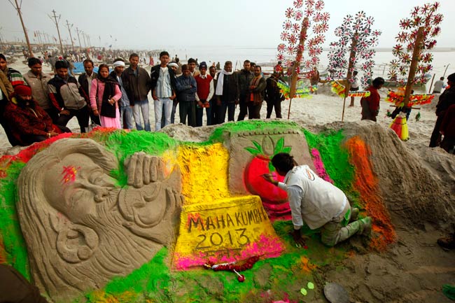 महाकुंभ के रंग में रंग चुका पूरा प्रयाग