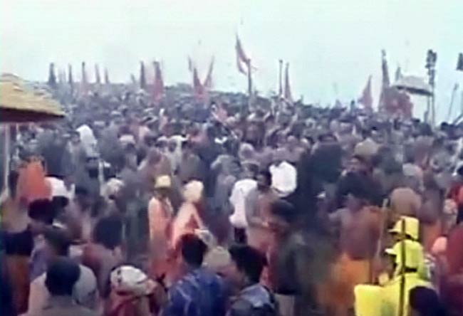 शाही स्नान के साथ आस्था का महाकुंभ शुरू