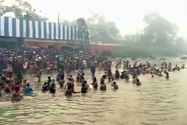 शाही स्नान के साथ आस्था का महाकुंभ शुरू