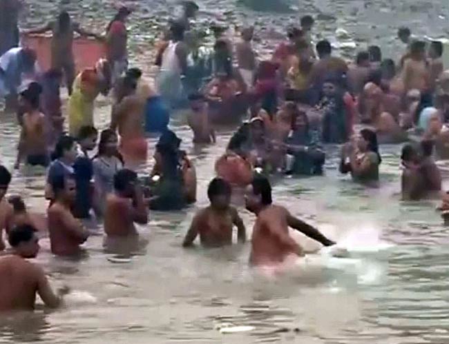 शाही स्नान के साथ आस्था का महाकुंभ शुरू