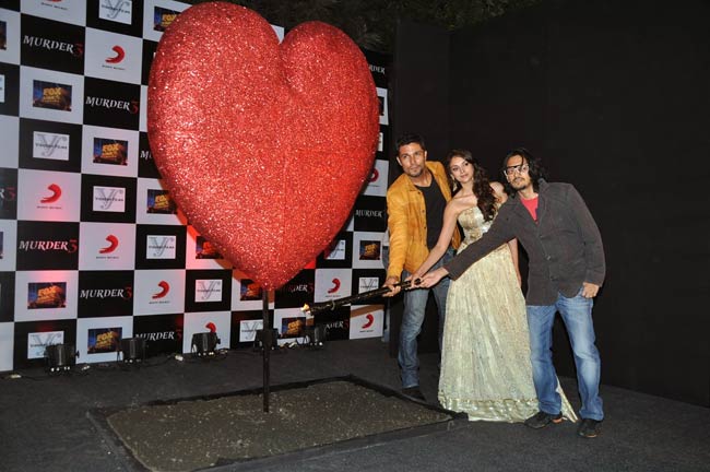 महेश भट्ट एंड टीम ने किया 'मर्डर 3' का प्रमोशन | ग्लैमर का तड़का