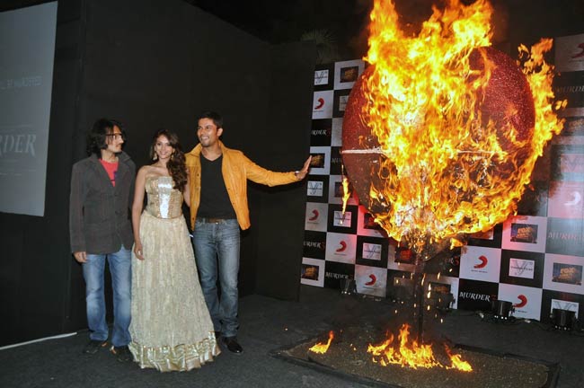 महेश भट्ट एंड टीम ने किया 'मर्डर 3' का प्रमोशन | ग्लैमर का तड़का