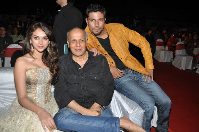 महेश भट्ट एंड टीम ने किया 'मर्डर 3' का प्रमोशन | ग्लैमर का तड़का