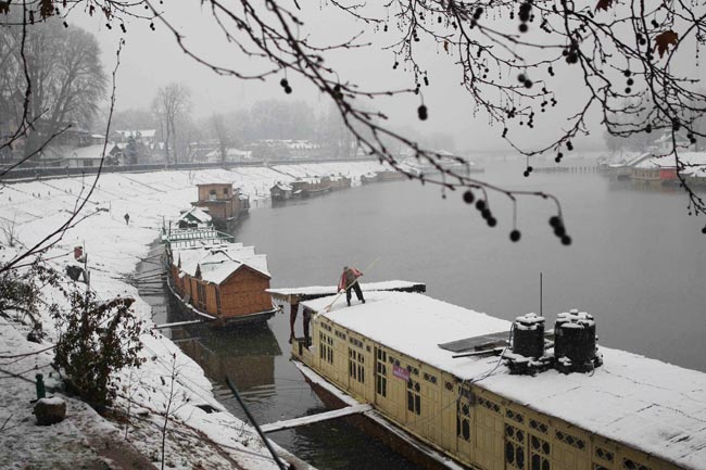 कश्मीर में भारी बर्फबारी ने रोकी जीवन की रफ्तार