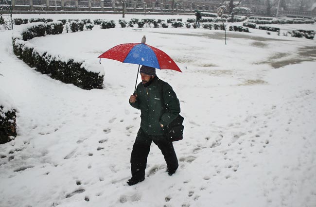 कश्मीर में भारी बर्फबारी ने रोकी जीवन की रफ्तार