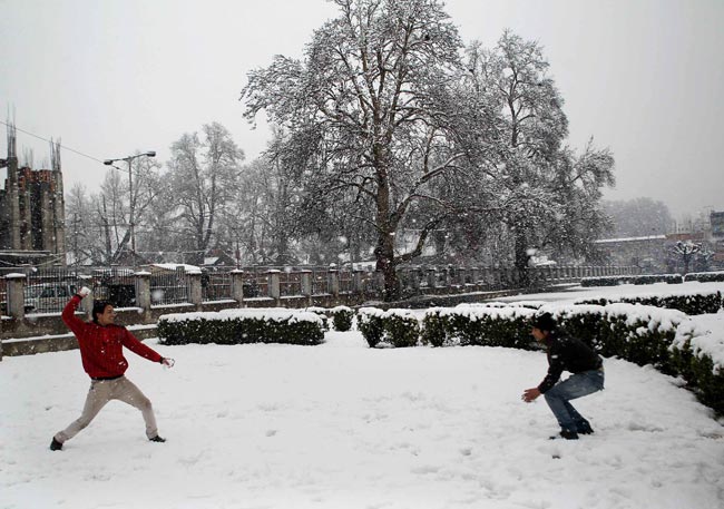 कश्मीर में भारी बर्फबारी ने रोकी जीवन की रफ्तार
