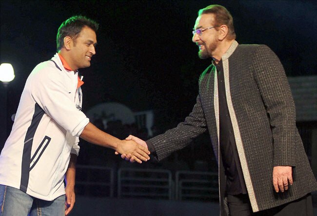 JSCA स्टेडियम के उद्घाटन पर धोनी ने बजाया ढोल