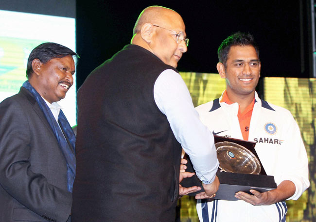 JSCA स्टेडियम के उद्घाटन पर धोनी ने बजाया ढोल