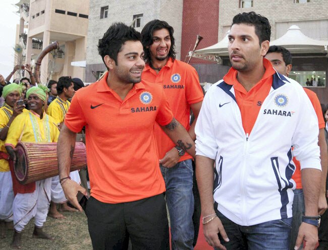 JSCA स्टेडियम के उद्घाटन पर धोनी ने बजाया ढोल